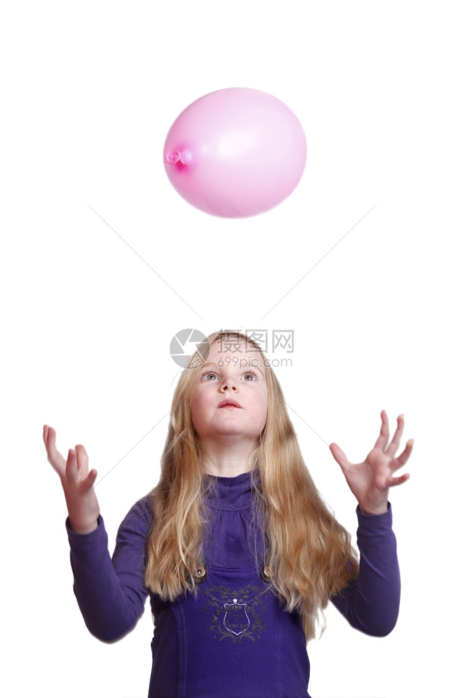 小女孩在玩气球图片