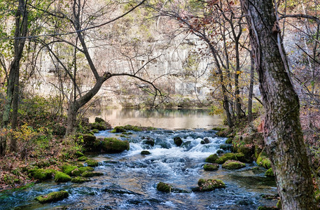秋天美丽的小溪图片