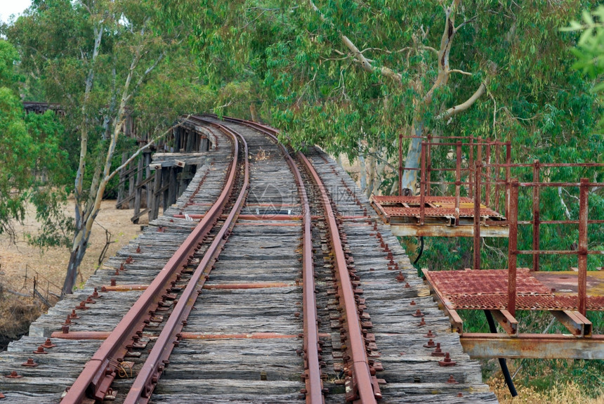 古老的铁路桥在贡达盖铁路桥图片