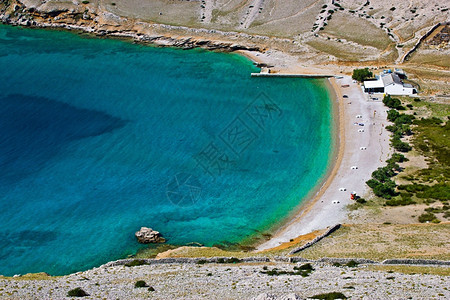 隐藏的卵石和沙滩位于VelaLukIslndpfkrcoati图片