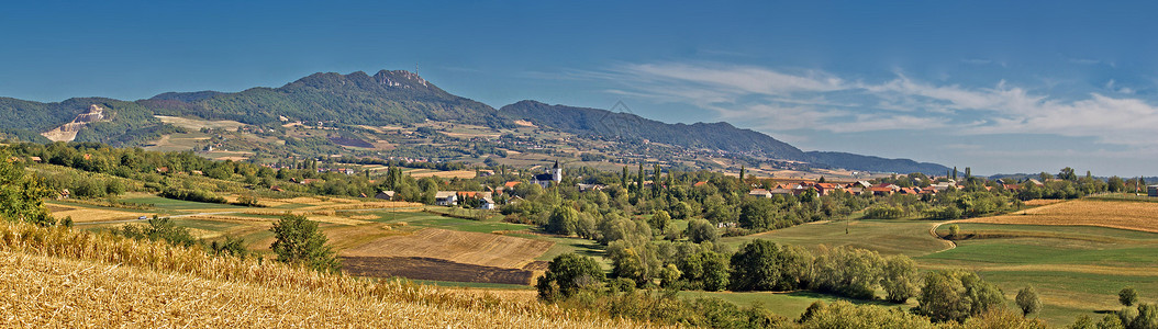 Kalnik山的绿色自然景象croati村落的地树图片