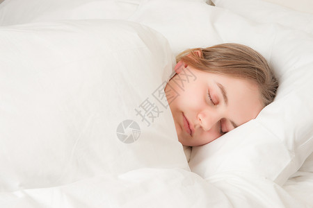 一个漂亮的年轻姑娘睡在床上背景图片