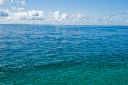 平坦和静的深蓝色热带海洋图片