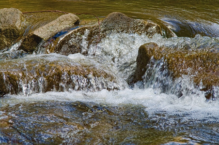 溪流中小瀑布的图像图片