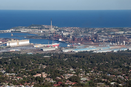 俯视着双长的码头和工业图片