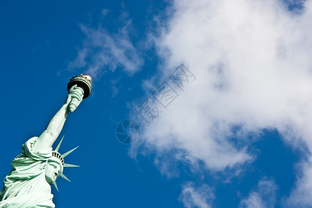 蓝天白云下的自由雕像图片