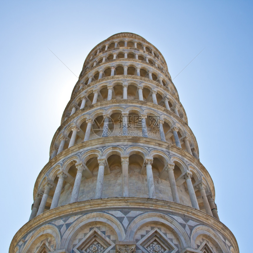 意大利比萨这座著名的斜塔坐落在一个完美的蓝色圆顶上图片