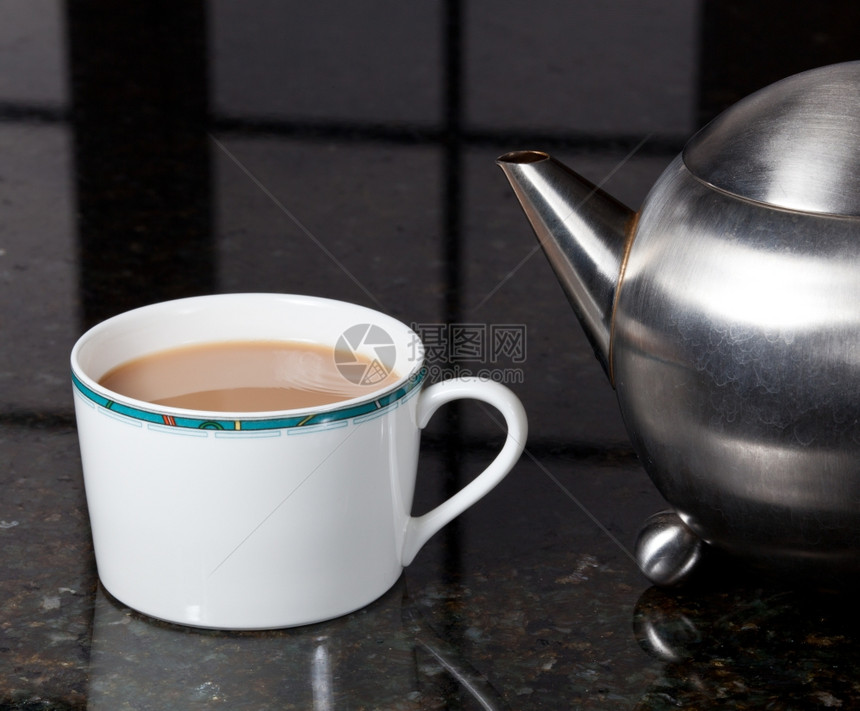 桌上的奶茶与茶壶图片