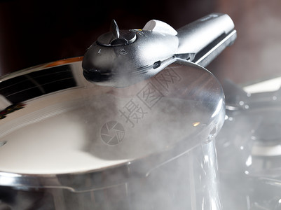 蒸摆脱压力炊具盖与现代厨房的反射高清图片