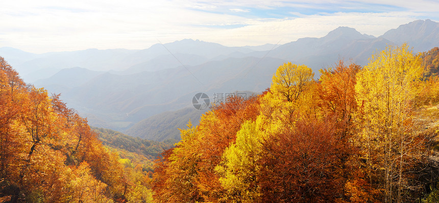 秋天巴坎山的全景图片