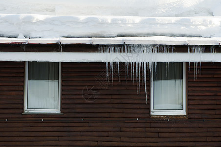窗户上的冰柱木屋窗户图片