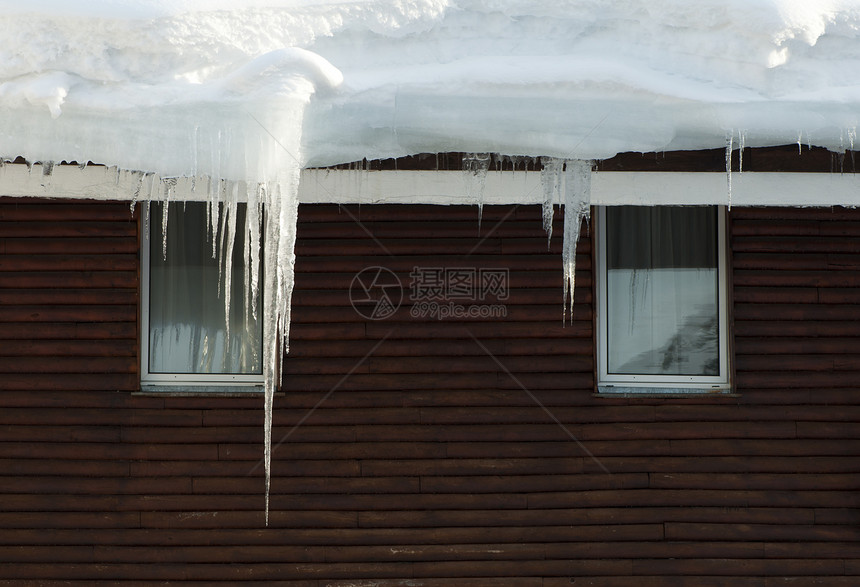 窗户上的冰柱木屋窗户图片