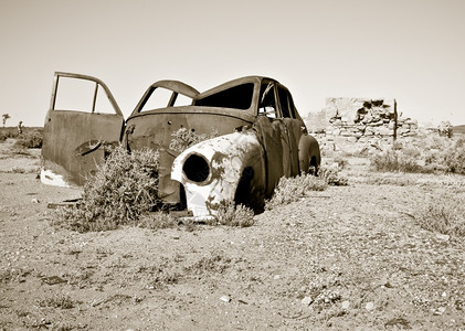 沙漠废车图片