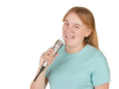 女孩唱着孤立在白人背景下唱着的歌图片