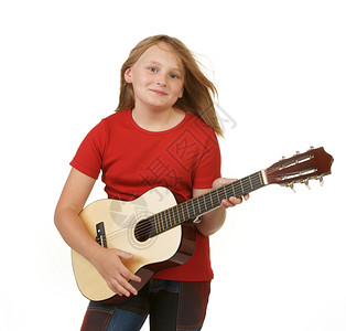 年轻女孩在白色背景下弹吉他图片