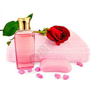 白底隔离的粉红色淋浴胶肥皂毛巾浴盐和红玫瑰高清图片