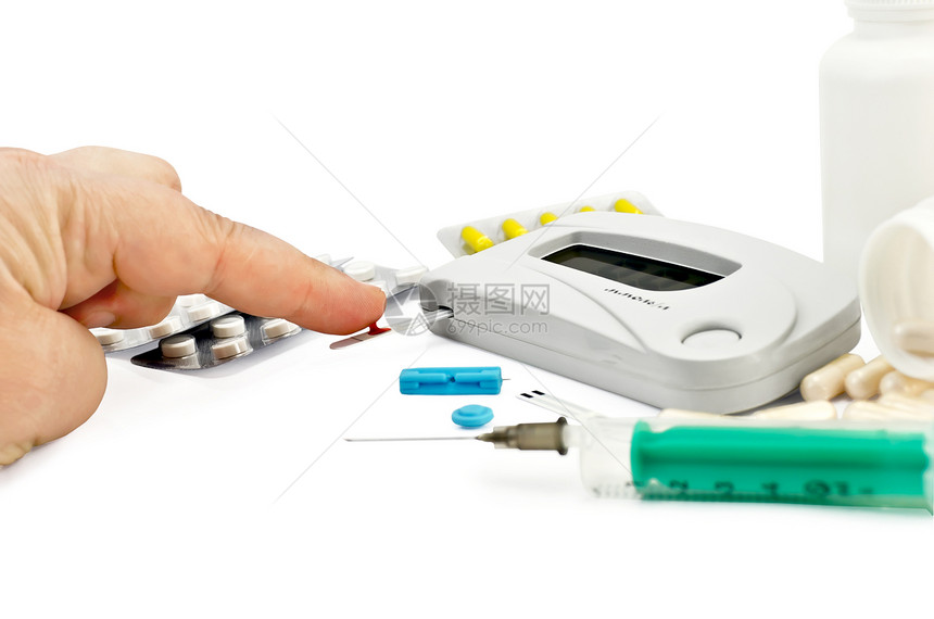 用于测量血糖的白色仪器用测试条药片和胶囊测量包罐针筒手指和白底血滴的糖图片