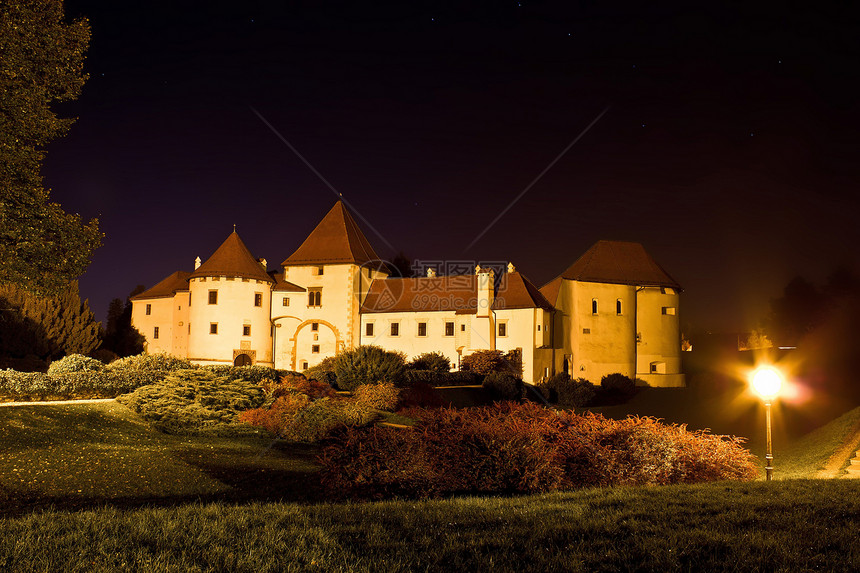瓦拉斯丁市古城堡夜景croati图片