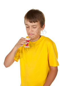 青少年男孩饮不制樱桃药图片