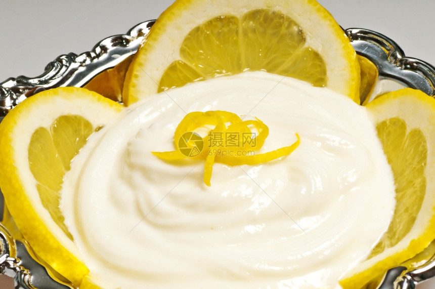 白色背景上的柠檬酸奶图片