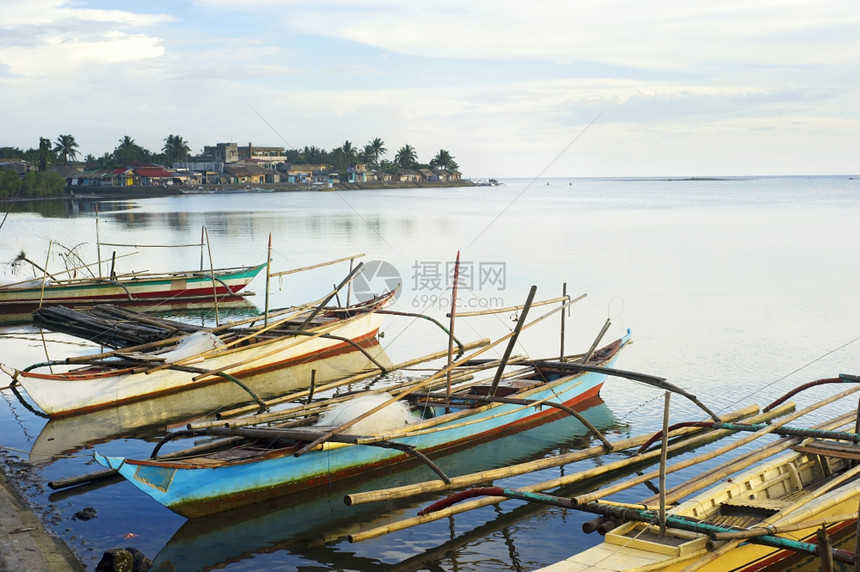 传统渔民游船和村庄的热带景观图片