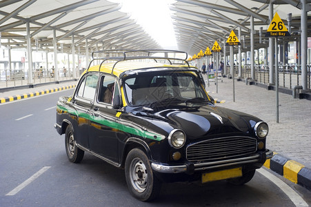 国际机场的老式出租车图片