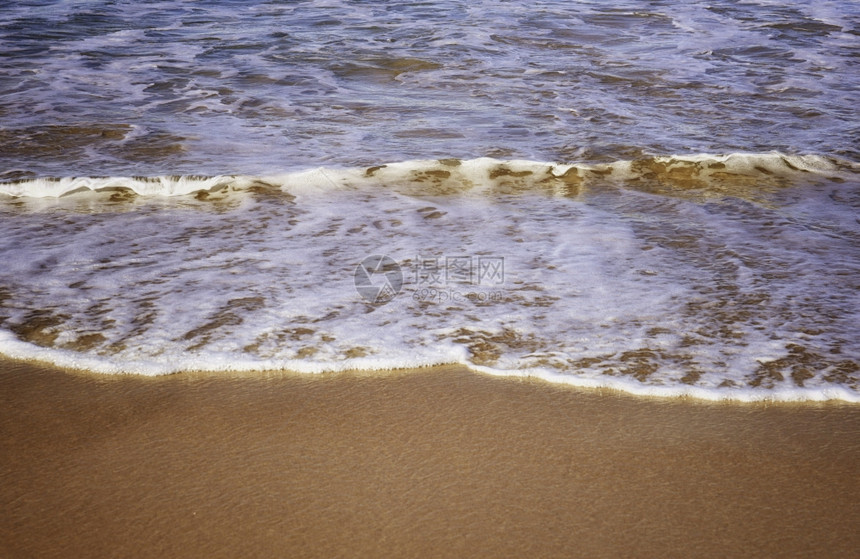 完美无瑕的柔软波浪在沙面上贝比尼海滩的沙上图片