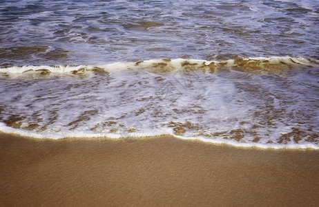 完美无瑕的柔软波浪在沙面上贝比尼海滩的沙上图片
