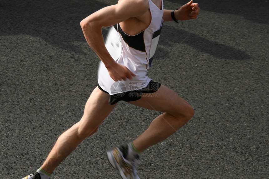 跑马拉松的运动员图片