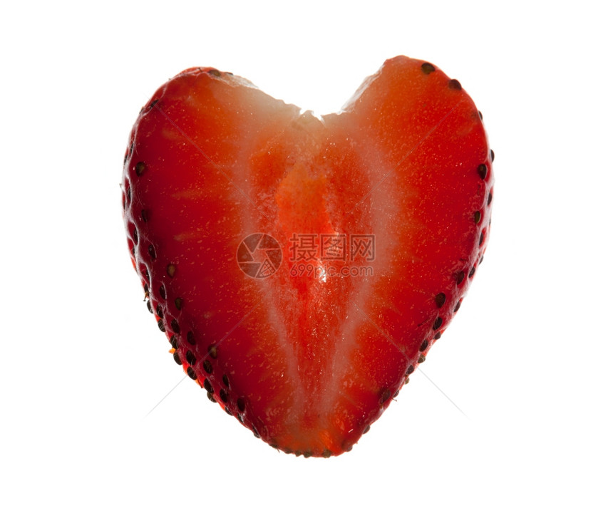以心脏形状的新鲜切片草莓与白色隔绝图片