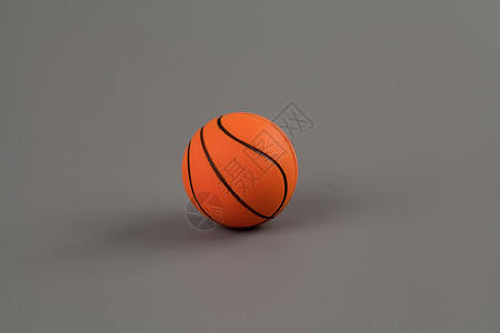 灰色上孤立的橙篮球背景图片