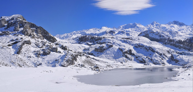 雪在湖ercina阿斯图里亚西班牙图片