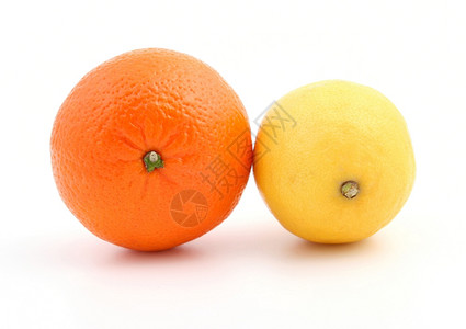 白底绝缘的新鲜橙子和柠檬水果图片