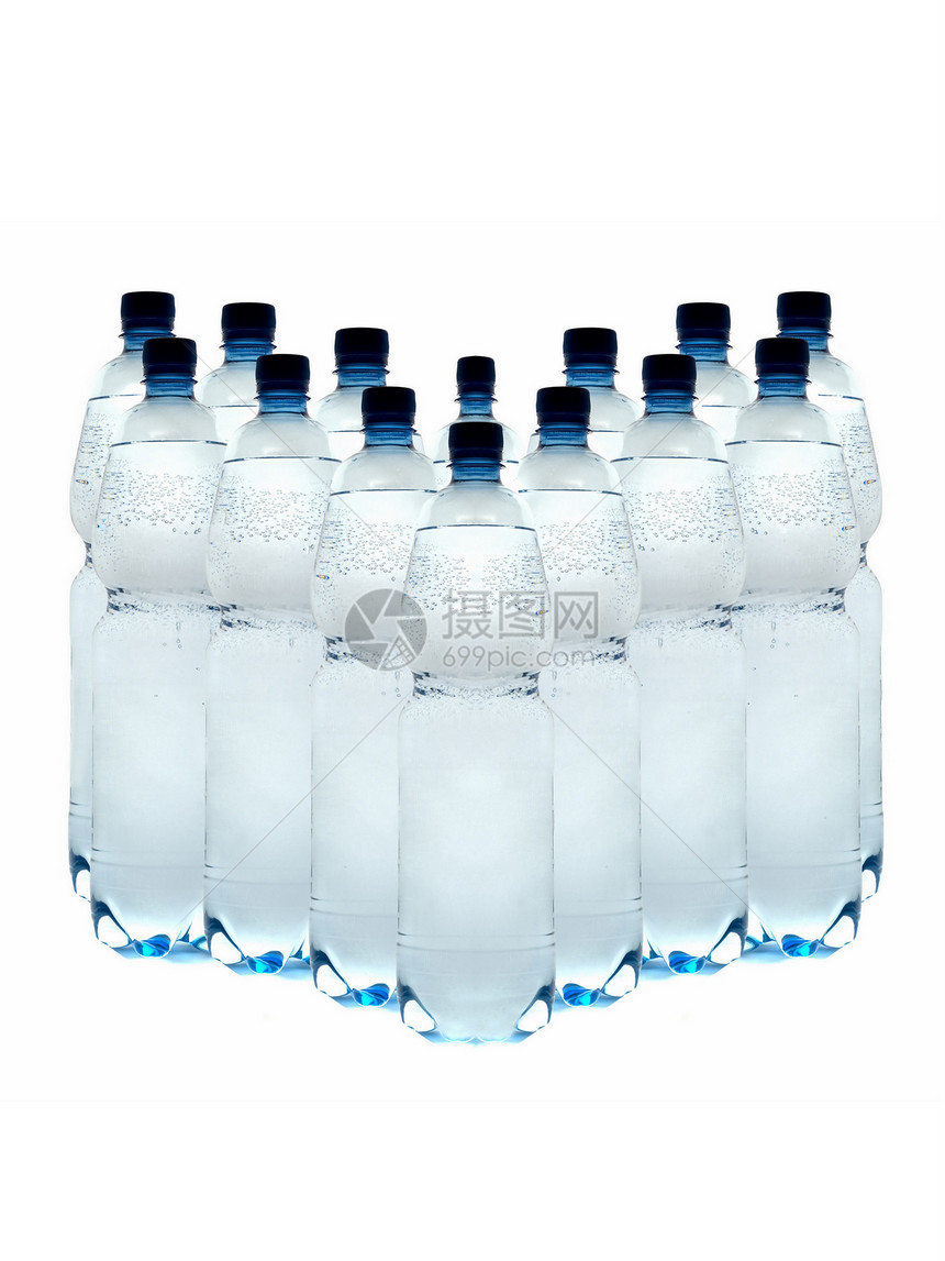 塑料瓶矿泉水排成一放在白色背景上图片