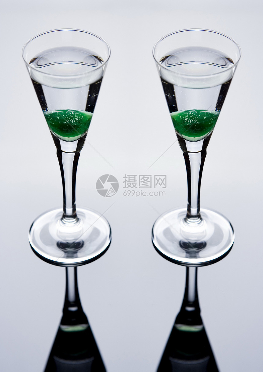 两杯伏特加马提尼酒放在玻璃桌上图片