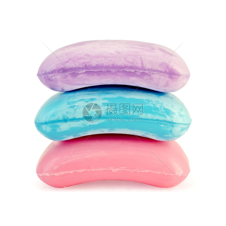 三块粉红色、蓝色和紫色肥皂叠在一起图片