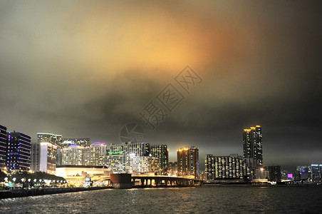 夜里九龙湾的全景图片