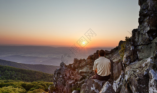 在弗吉尼亚州的天际车轮上观人后视看着从石峰上斯托尼人登山顶的日落图片