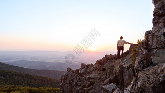 在弗吉尼亚州的天际车轮上观人后视看着从石峰上斯托尼人登山顶的日落图片