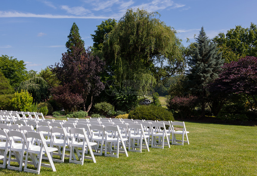 白色木制婚礼椅子图片