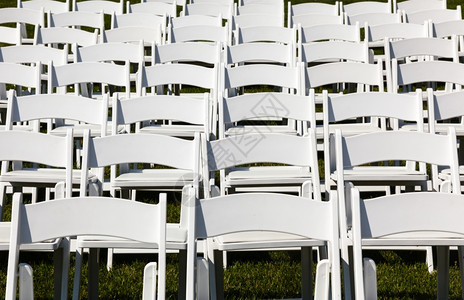 白色木制婚礼椅子背景图片