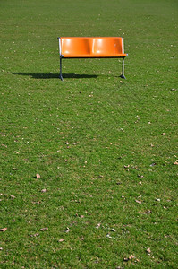 草坪上橙色长椅背景图片
