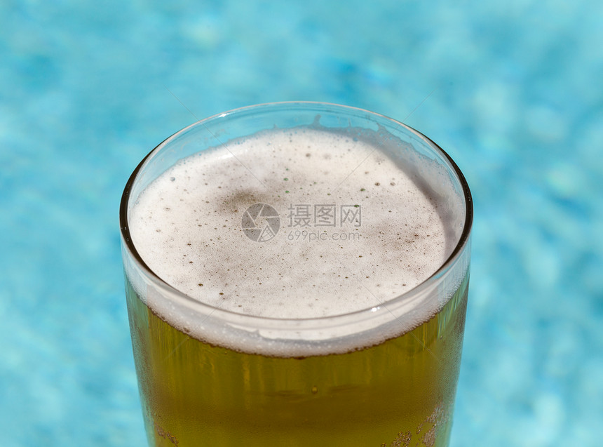泳池边缘的冰啤酒图片