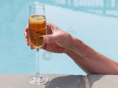 高雅的白酒或香槟葡萄酒或从泳池里拿的香槟图片
