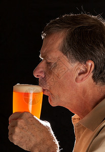 从啤酒或架喝一品脱或架喝水的高级天主教老人图片