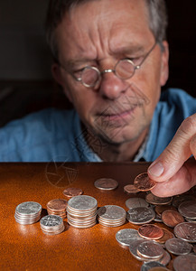 退休的高级天主教老人将现金计成堆图片
