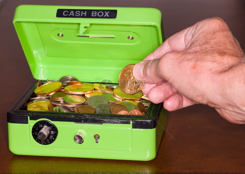 绿色现金箱开放组合锁以显示金银等硬币图片