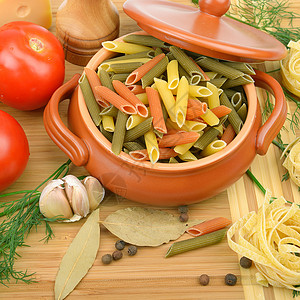 彩色意大利面和新鲜蔬菜高清图片
