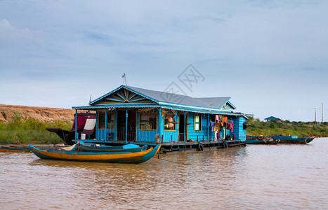 在坎波迪亚的Tonle湖上浮起来的村落里有一些房屋是用船只建造的图片