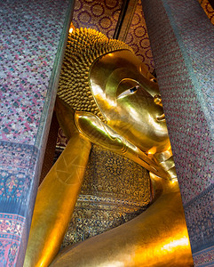 在泰国的瓦特邦寺庙里头部和臂向上仰卧着的布丁达背景图片